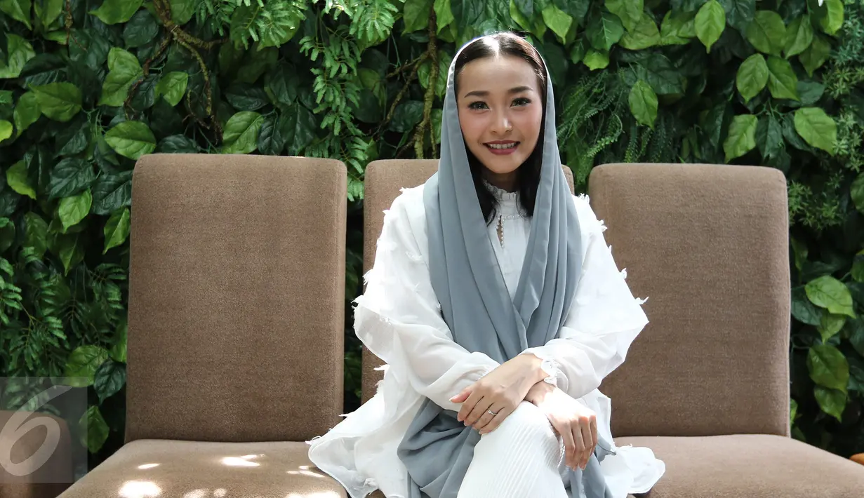 Penyanyi Rinni Wulandari berpose seusai menggelar pengajian dalam perayaan hari ulang tahun dan menjelang pernikahan di kawasan Cireundeu, Tangerang Selatan, Jumat (28/4). (Liputan6.com/Herman Zakharia)