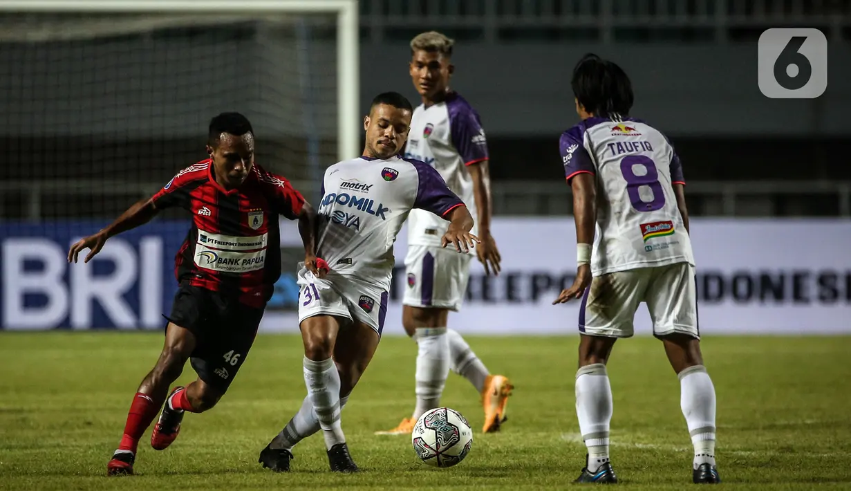 Gelandang Persipura Jayapura Todd Rivaldo Albert Ferre (kiri) berebut bola dengan gelandang Persita Tangerang Hariosson Cardoso De Oliveira pada pertandingan BRI Liga 1 2021/2022 di Stadion Pakansari, Bogor, Jawa Barat, Sabtu (28/8/2021). Persita menang 2-1. (Bola.com/Bagaskara Lazuardi)