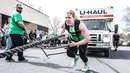 Seorang wanita menarik truk dengan tubuhnya saat kompetisi May Queen Spring Strongwoman di Lancaster, Pennsylvania, AS (25/4). Kegiatan tersebut untuk memperingati Hari Ibu. (Reuters)