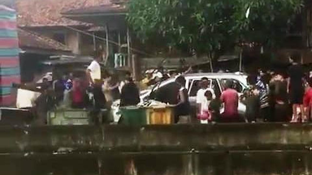 Akhir Kasus Mobil Didorong ke Sungai Palembang, Sopir dan Warga Serahkan Diri