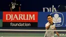 Pebulutangkis, Sony Dwi Kuncoro mengembalikan kok ke pebulutangkis USA Sattawat Pongnairat di turnamen BCA Indonesia Open Superseries Premier 2015 di Jakarta, Selasa (2/6/2015). Sony menang dengan skor 17-21, 21-13, 21-2. (Liputan6.com/Andrian M Tunay)