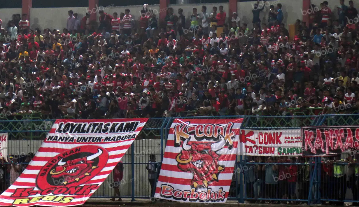 Suporter Madura United, K-conk Mania memadati Stadion Gelora Bangkalan guna mendukung timnya melawan Arema Cronus dalam laga Torabika Soccer Championship 2016, Jumat (6/5/2016). (Bola.com/Fahrizal Arnas)