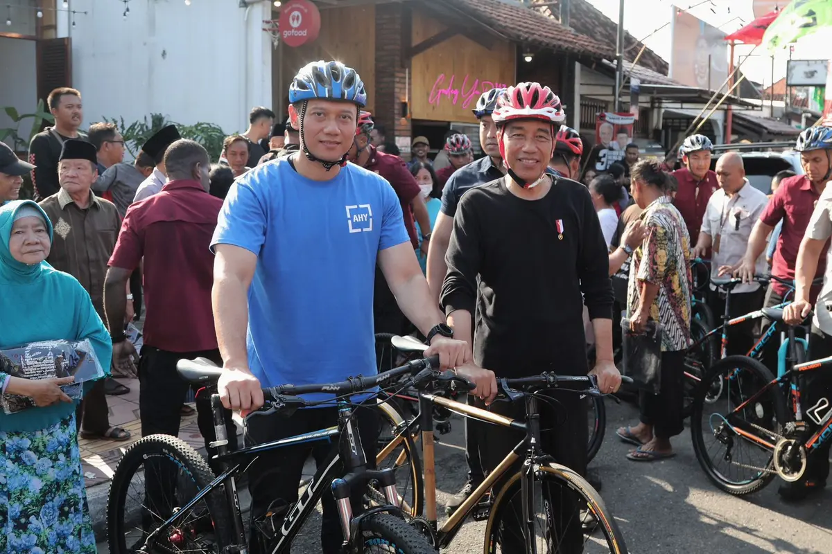 Jokowi dan AHY Bersepeda Bersama di Solo