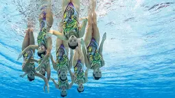 Penampilan tim renang synchronized putri Tiongkok pada FINA Swimming World Championships di Kazan Arena, Russia, Selasa (28/7/2015). (EPA/Patrick B. Kraemer)
