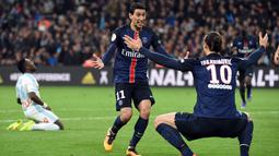 Striker Paris Saint-Germain, Angel Di Maria, merayakan gol yang dicetak Zlatan Ibrahimovic (kanan) ke gawang Marseille dalam lanjutan Liga Prancis di Stadion Velodrome, Marseille, Prancis, (7/2/2015). (AFP/Anne-Christine Poujoulat)