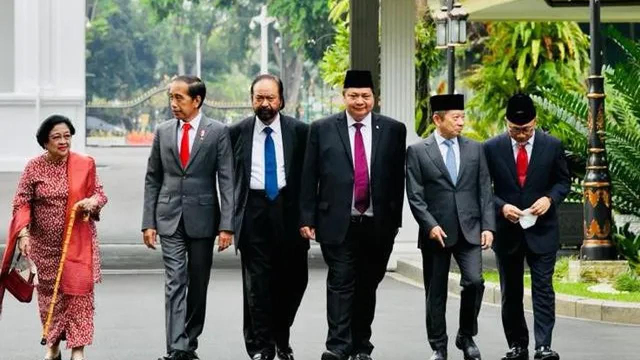 Para penggugat disebut Bambang juga salah minum obat. Sebab, partai diberikan kewenangan melalui undang-undang untuk membuat aturan sendiri yang bernama anggaran dasar dan anggaran rumah tangga (AD/ART).