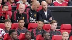 Warganet dan penggemar Setan Merah pun ramai-ramai membahas ekspresi yang ditunjukkan oleh CR7 saat diparkir Erik Ten Hag dibangku cadangan. (AP via PA/Ian Hodgson)