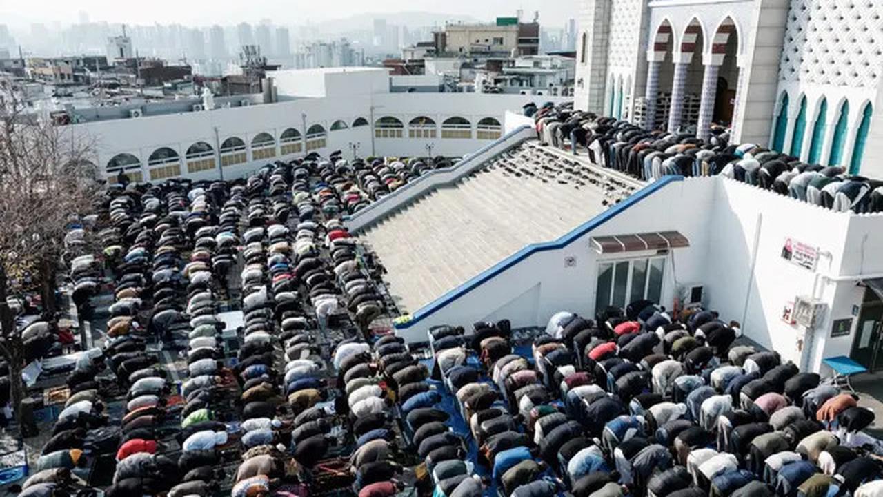 Potret Umat Muslim di Korea Selatan Rayakan Idul Fitri 1446 Hijriah
