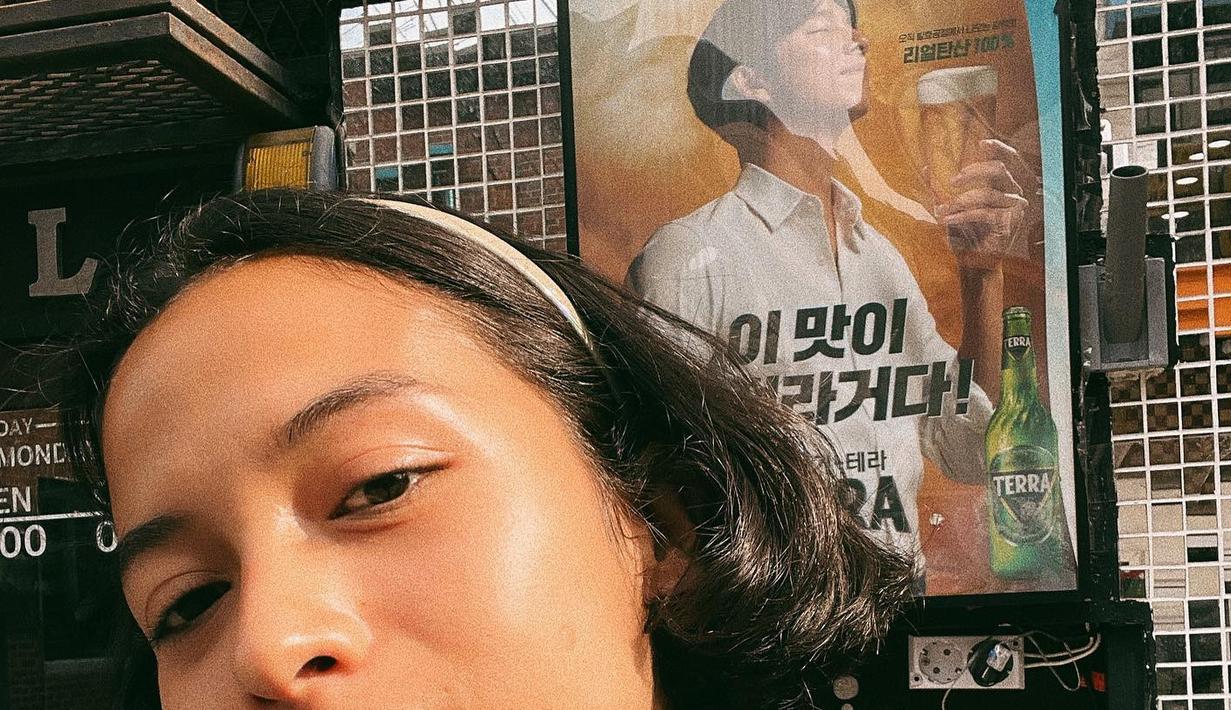<p>Foto selfie lainnya bersama Gong Yoo. Tingkah Putri sepertinya sama saja seperti semua fans saat melihat poster idolanya. (Foto: Instagram/ putrimarino)</p>