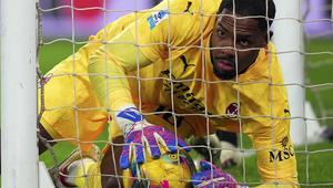 Kiper AC Milan, Mike Maignan gagal menghalau bola tendangan pemain Atalanta Charless De Cetelaere yang berbuah menjadi gol pada laga lanjutan Liga Italia 2024/2025 di ewiss Stadium, Bergamo, Italia, Sabtu (07/12/2024) dini hari WIB. (AP Photo via Spada/LaPresse)