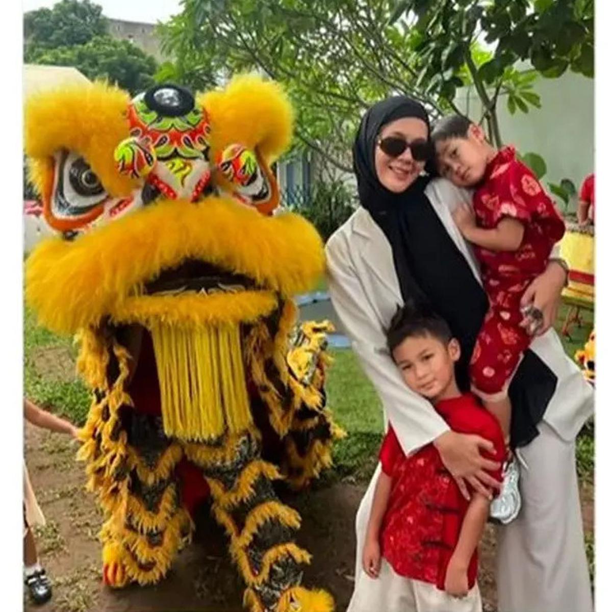 6 Potret Paula Verhoeven Temani Anak di Perayaan Imlek Sekolah, NontonBarongsai