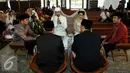 Reza Pahlevi dan Ika Nico saat berada di depan penghulu untuk dinikahkan, Masjid Al Ittihad, Jakarta, Jumat (28/8/2015). Reza menikahi Ika dengan mas kawin tiga buah cincin berlian dan seperangkat alat salat (Liputan6.com/Faisal R Syam)
