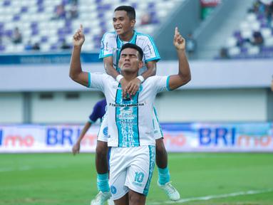 Pemain PSBS Biak, Alexandro Santos, melakukan selebrasi setelah mencetak gol ke gawang Persita Tangerang pada laga BRI Liga 1 di Stadion Indomilk Arena, Sabtu (3/5/2025) petang WIB. (Bola.com/M Iqbal Ichsan)