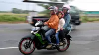 Pemudik sepeda motor dengan membawa anak melintasi kawasan Pantura di wilayah Brebes, Jawa Tengah, (22/6). Para orang tua membawa anaknya yang masih kecil untuk berkendara jarak jauh menggunakan motor menuju kampung halaman. (Liputan6.com/Johan Tallo)
