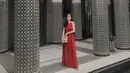 Jika ingin tampil mewah namun simple maka dress satin berwarna maroon adalah pilihan yang tepat untukmu. (instagram/hanggini)