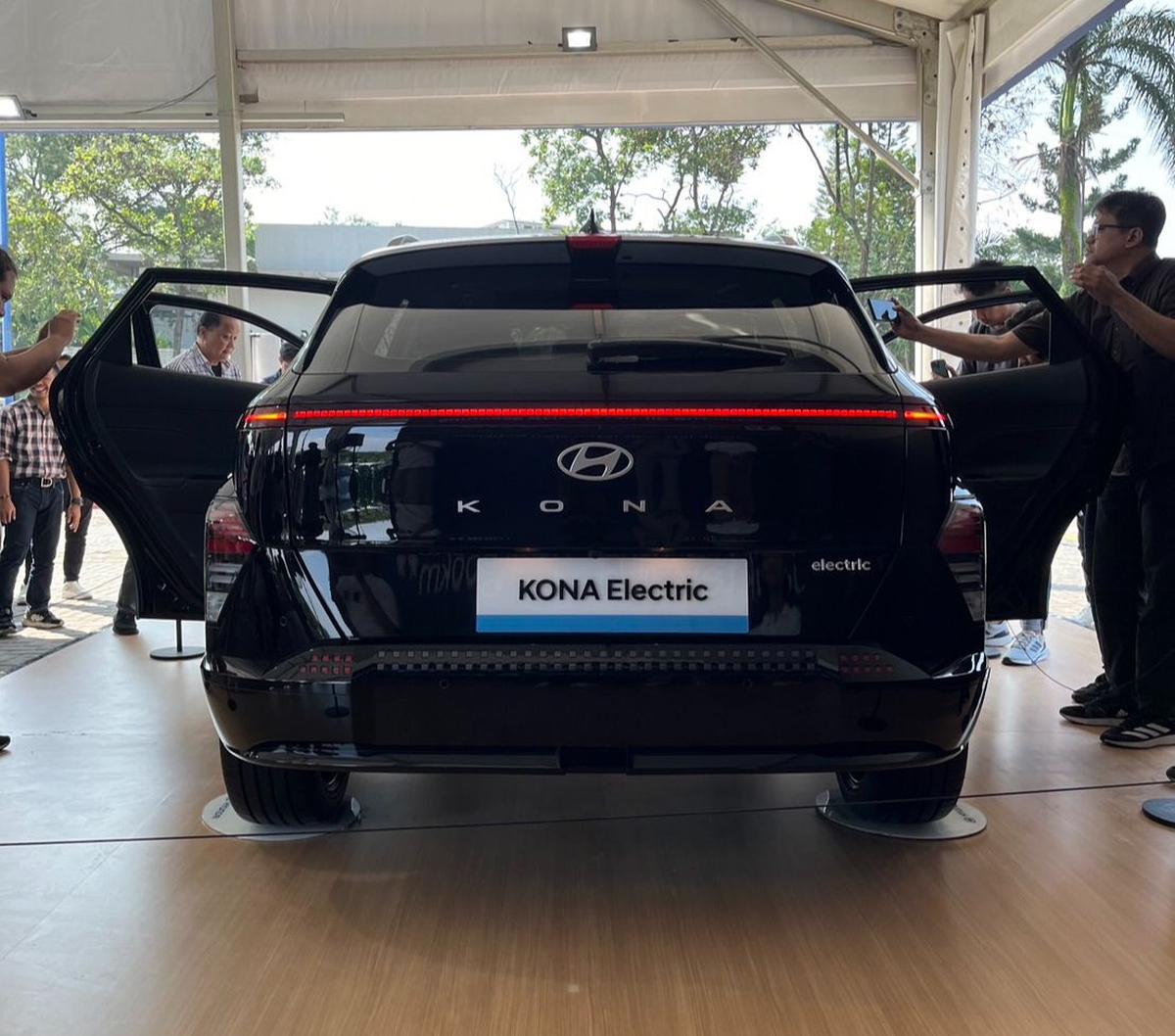 Hyundai sudah mengantongi 300 spk unit Kona Electric terbaru, yang berarti masih ada 200 unit tersisa untuk diberikan kepada konsumen pertama yang melakukan pemesanan dan mereka akan mendapatkan paket free charging senilai Rp 5 juta dalam periode satu tah