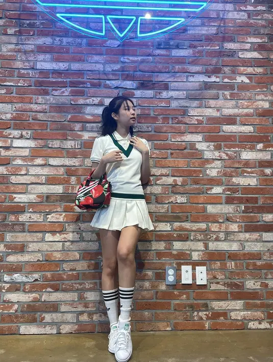 Jennie BLACKPINK tampil chic dengan polo shirt putih dan mini pleated skirt putih, yang serasi dengan kaus kaki tinggi dan sneakersnya yang juga berwarna putih. [Foto: Instagram/jennierubyjane]