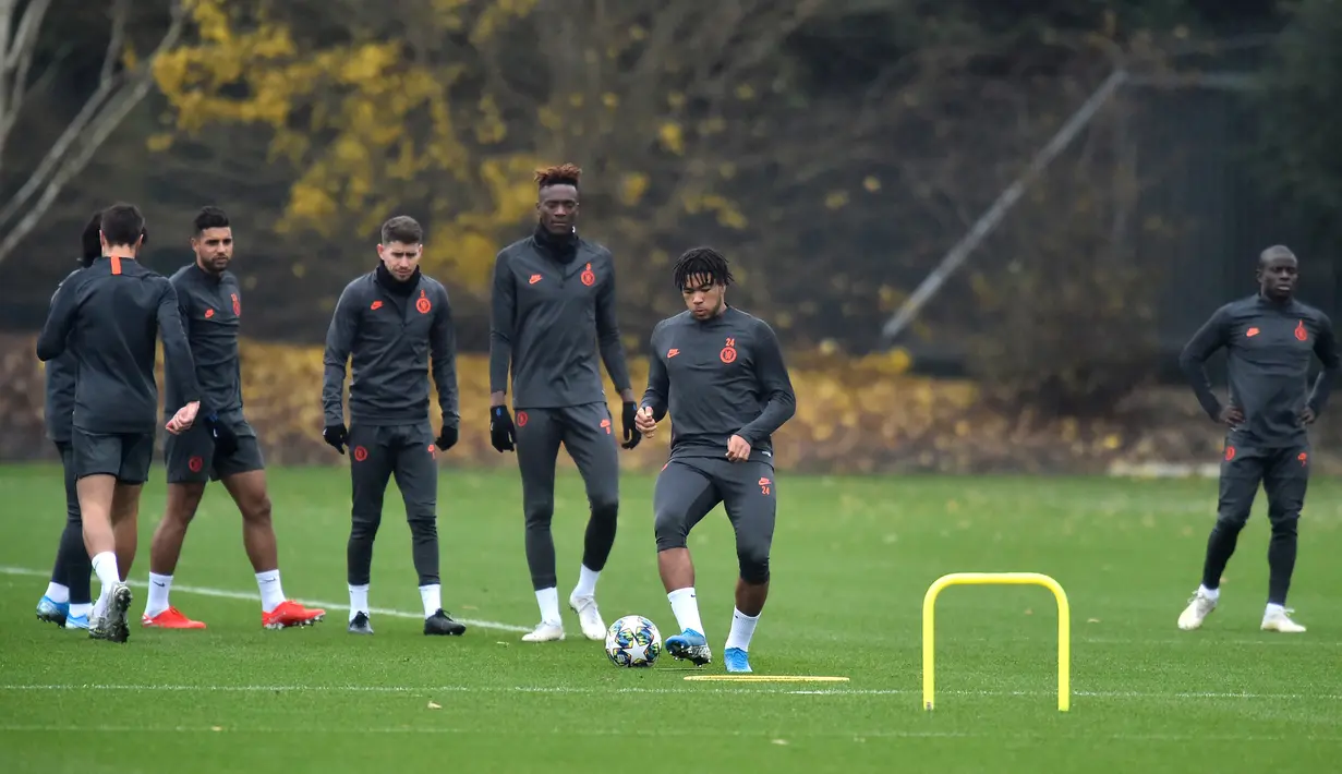 Pemain Chelsea Tammy Abraham (tengah) berlatih bersama rekan-rekannya jelang menghadapi Valencia pada penyisihan Grup H Liga Champions di Cobham Training Centre, Stoke D'Abernon, Inggris, Selasa (26/11/2019). Chelsea akan menghadapi Valencia pada 28 November 2019 dini hari WIB. (Glyn KIRK/AFP)