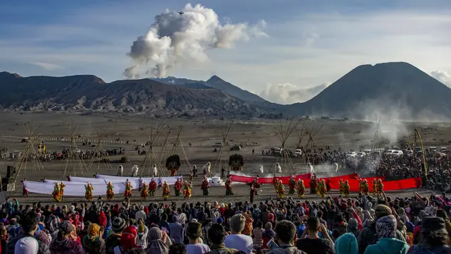 Para penari tampil pada acara budaya Bromo di dekat Gunung Bromo di Probolinggo, Jawa Timur, sebagai bagian dari upacara Yadnya Kasada ketika masyarakat menyampaikan persembahan kepada Tuhannya