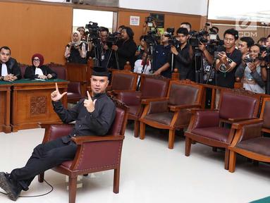 Musisi Ahmad Dhani Prasetyo menjalani sidang perdana kasus ujaran kebencian di PN Jaksel, Senin (16/4). Dhani dinilai melanggar Pasal 28 ayat 2 juncto Pasal 45A ayat 2 Undang-undang Nomor 19 Tahun 2016 tentang ITE. (Liputan6.com/Immanuel Antonius)