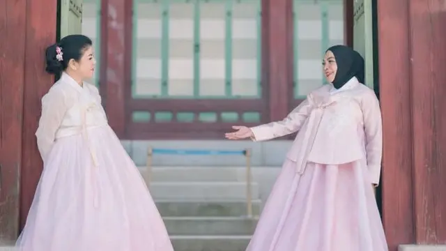 Potret Cantik Mami Rieta Amilia dan Desiree Tarigan Pakai Handbok di Korea, Bestie Awet Muda. (instagram/mamitoko, instagram/rieta_amilia)