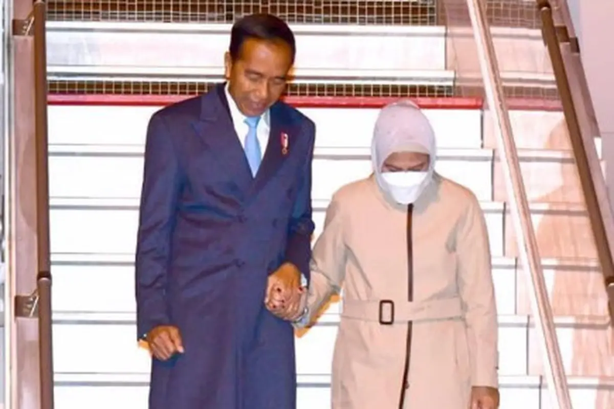 Gaya Iriana Jokowi saat Tiba di Brussels, Tetap Trendi di Cuaca Dingin