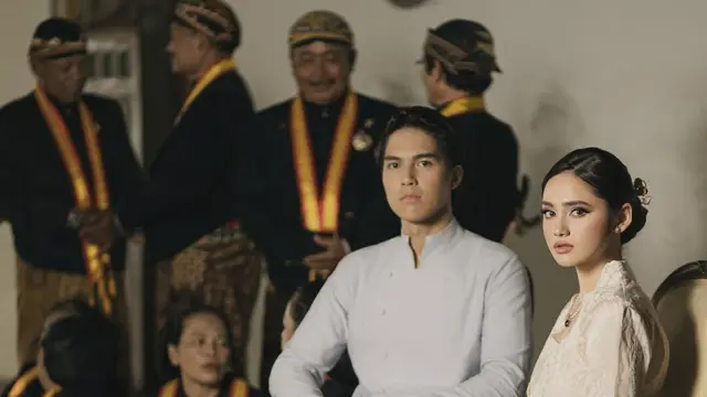 Bak Pangeran dan Putri, 6 Potret Romantis El Rumi dan Syifa Hadju Dibalut Busana Adat Jawa saat Prewedding di Keraton Solo