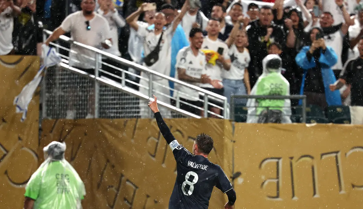 Pada masa tambahan waktu babak pertama atau pada menit ke-45+3, Federico Valverde sukses melesakkan gol kedua untuk Los Blancos. (FRANCK FIFE/AFP)