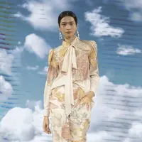 Set kemeja asimetris dengan wide leg pants bermotif senada dari koleksi Mashrabiya brand Wearing Klamby ini bisa jadi pilihan untuk tampil sederhana sekaligus mewah di Hari Raya. (Dok/KLAMBY).