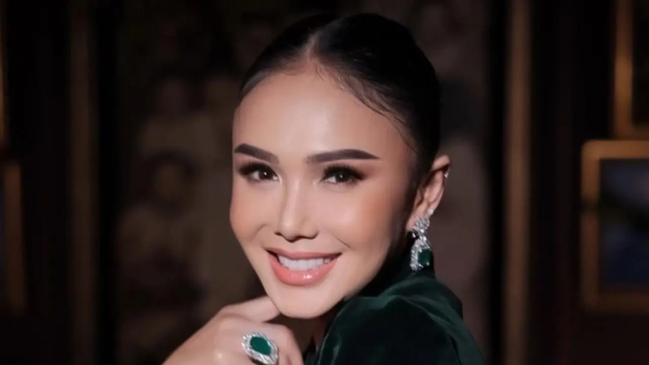 Gaya Yuni Shara di Peluncuran Video Musik “Save Our World” Karya SBY