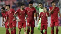 Gelandang Timnas Indonesia, Stefano Lilipaly dan rekan-rekannya tampak kecewa usai dikalahkan Thailand pada laga Piala AFF 2018 di Stadion Rajamangala, Bangkok, Sabtu (17/11). Thailand menang 4-2 dari Indonesia. (Bola.com/M. Iqbal Ichsan)