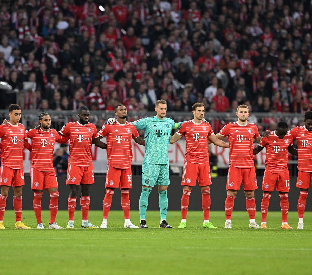Para pemain&nbsp;Bayern Munchem pun terlihat turut menundukkan wajahnya saat mengheningkan cipta sebagai bentuk untuk mengungkapkan rasa duka cita mendalam atas tragedi tersebut.