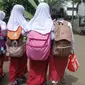 Sejumlah Anak SD Menggendong Tas yang kelebihan Beban (Liputan6.com/Mochamad Khadafi)