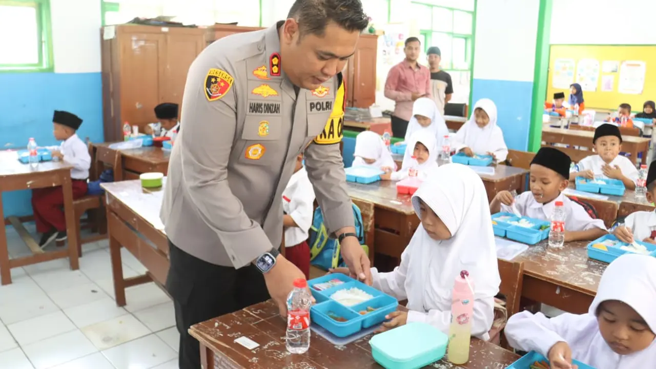 Kapolres Tasikmalaya, AKBP Haris Dinzah, memimpin kampanye program Makan Bergizi Gratis (MBG) di SDN Sukapura 1 dan taman kanak-kanak di Kecamatan Sukaraja. (Liputan6.com/Jayadi Supriadin)