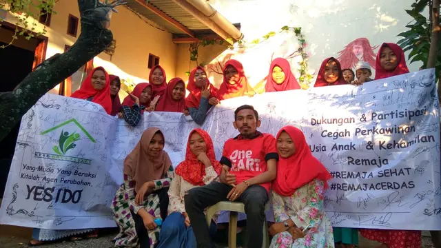 Kegiatan petisi mengumpulkan tanda tangan untuk mencegah pernikahan anak.
