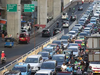 Pengendara terjebak kepadatan arus lalu lintas di Jalan Ciledug Raya, Jakarta, Jumat (15/5/2020). Dinas Tenaga Kerja, Transmigrasi dan Energi DKI Jakarta mencatat ada 1.100 perusahaan atau kantor di Jakarta melanggar aturan Pembatasan Sosial Berskala Besar (PSBB). (Liputan6.com/Helmi Fithriansyah)