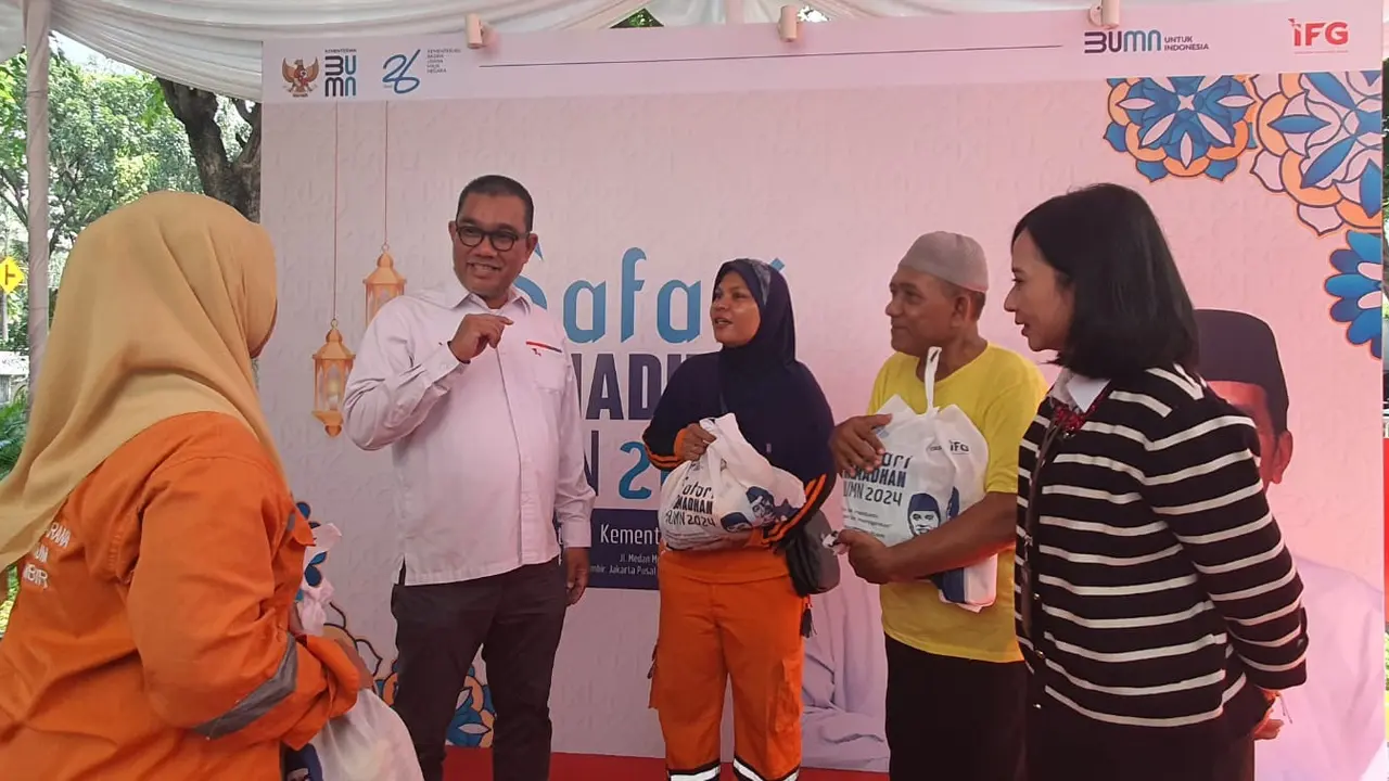 IFG mengadakan Safari Ramadan BUMN 2024 dengan menyediakan 1500 paket sembako murah untuk masyarakat di Masjid Ar-Rayyan, Gedung Kementerian BUMN, Senin, (25/3).