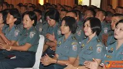 Citizen6, Surabaya: Wakil Kepala Staf Angkatan Laut Laksamana Madya TNI  Dr. Marsetio memberikan pembekalan kepada siswa Diktukpa TNI AL angkatan XLI 2011, di Gedung Moeljadi, Bumimoro, Kobangdikal, Rabu (19/9). (Pengirim: Penkobangdikal).