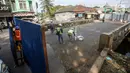 Pekerja menyelesaikan proyek revitalisasi Jembatan Cibubur, Jakarta, Selasa (2/8/2022). Revitalisasi ditargetkan selesai pada 6 November 2022. (Liputan6.com/Faizal Fanani)
