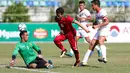 Penyerang Timnas Indonesia U-19, Egy Maulana Vikri berusaha memasukan bola ke gawang Brunei Darussalam pada Piala AFF U-18 di Stadion Thuwunna, Yangon, Myanmar, Rabu (13/9/2017). Indonesia menang 8-0 atas Brunei Darussalam. (Liputan6.com/Yoppy Renato)