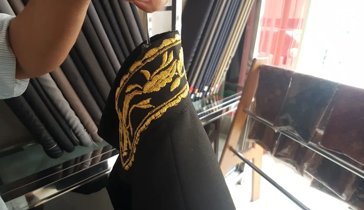 Detail dari bagian kerah pakaian yang akan dikenakan para Raja Adat saat ngunduh mantu Kahiyang-Bobby di Medan, Kamis (23/11). (Liputan6.com/Aditya Eka)