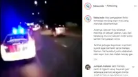 Terlihat sebuah mobil polisi mendahuli sebuah truk dan memberikan isyarat kepada sopir untuk menepi dan menghentikan kendaraannya. (@fakta.indo)