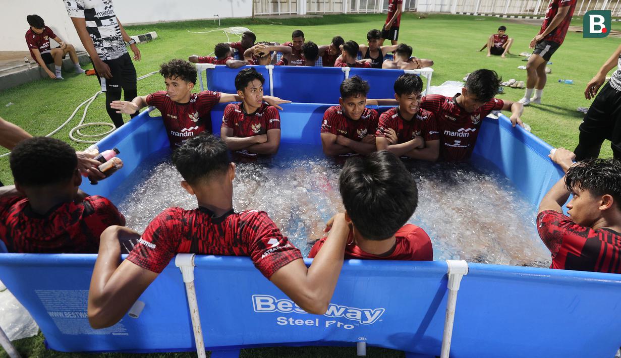 Berendam dalam air es bisa membantu mengurangi peradangan dan nyeri otot, serta memberikan sensasi kesegaran dan kenyamanan. (Bola.com/M Iqbal Ichsan)