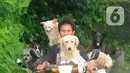 Alasan Lelut mengajak enam anjing sekaligus sebenarnya sederhana. Dia sudah mencintai anjing sejak tahun 1999. Mencari pakan bersama anjing memberikan kesenangan tersendiri bagi Lelut.  (merdeka.com/A rie Basuki)