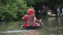 Seorang pria mendayung rakit mengarungi area banjir di Munshiganj, pinggiran Dhaka, Bangladesh, Senin (27/7/2020). Hingga 27 Juli 2020, hampir separuh dari wilayah Bangladesh masih terendam banjir. (Xinhua)