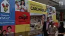 Pengunjung berada disamping Ronald McDonald Care Mobile di Jakarta, Kamis (7/11). Ronal McDonald Care Mobile adalah mobil klinik kesehatan berjalan yang memberikan akses kesehatan bagi anak-anak di daerah yang membutuhkan. (Liputan6.com/Faizal Fanani)
