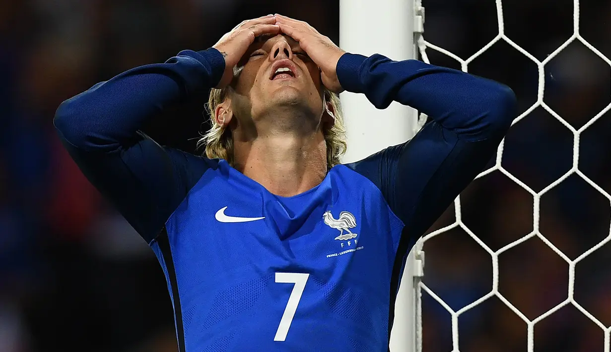 Striker Prancis, Antoine Griezmann, tampak kecewa usai ditahan imbang Luksemburg pada laga Kualifikasi Piala Dunia 2018 di Stadion Municipal, Toulouse, Minggu (3/9/2017). Kedua negara bermain imbang 0-0. (AFP/Franck Fife)