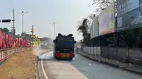 Kendaraan taktis milik Brimob Polda Lampung melakukan penyemprotan air ke jalan protokol untuk meminimalisir debu vulkanik. (Liputan6.com/Istimewa).