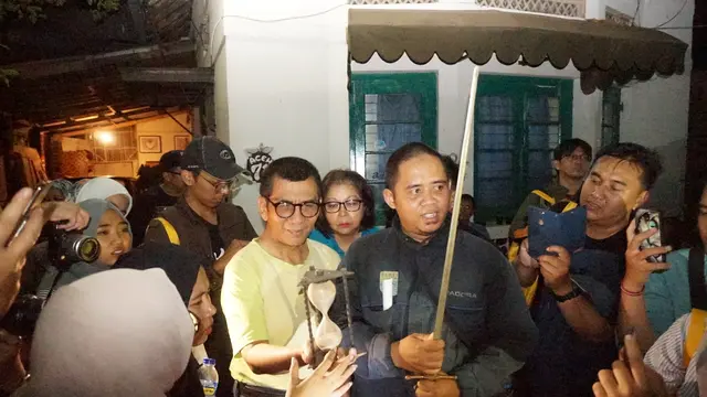 Pram, anak dari Ibu Sumiati, salah satu saksi sejarah rumah freemason yang berada di Jalan Banda turut memperlihatkan koleksi yang masih bisa diselamatkan.