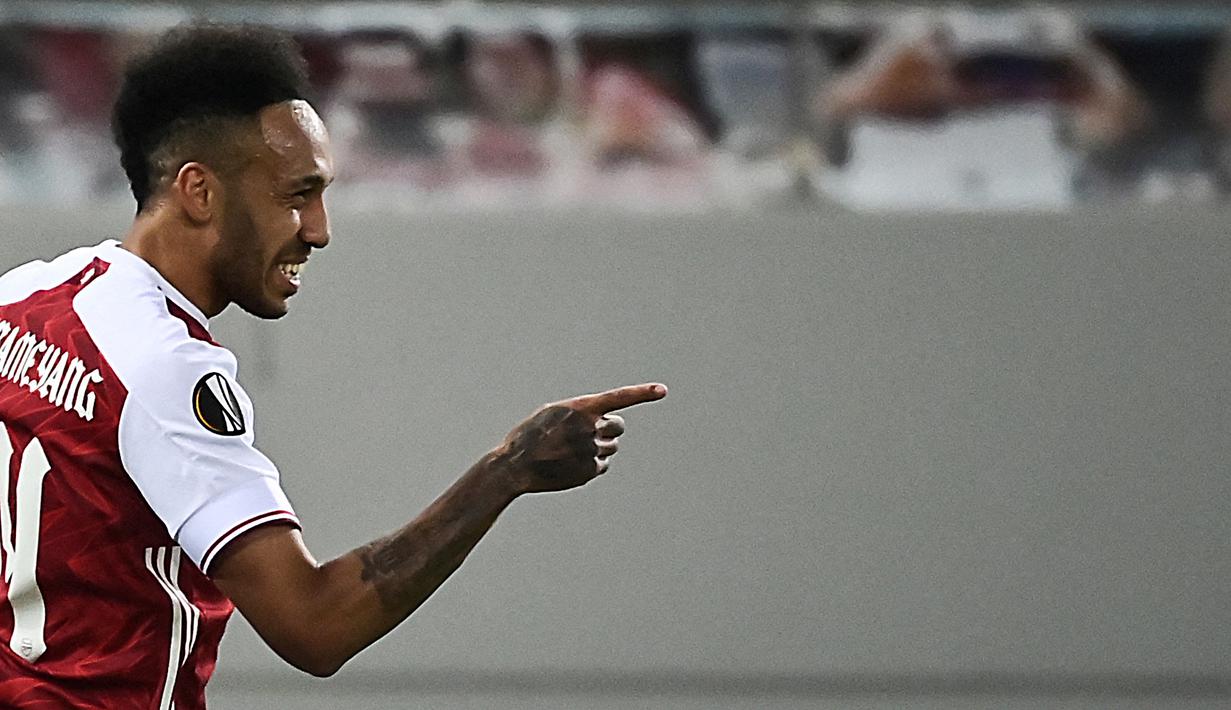 Untuk mengingat prestasinya bersama Arsenal, Aubameyang membuat tato pada bagian tangan kanannya. Dan tato tersebut terlihat saat dirinya membuat gol dalam pertandingan Liga Eropa melawan Benfica pada 25 Februari 2021. (AFP/Aris Messinis)